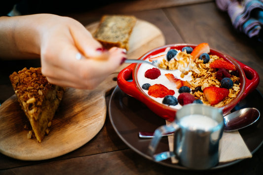 Mangiare frutta a colazione fa davvero bene?
